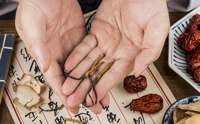 Natural Treatment of lowering or annulate insulin injections by a substance out of the roots of an oriental herb